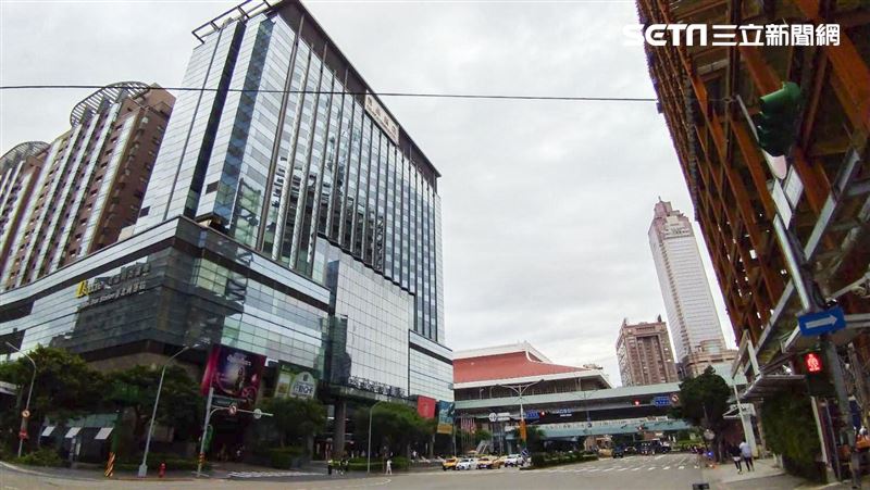 台灣新聞通訊社-快訊/呈現屍僵狀態!台北車站北三門傳命案 七旬翁倒臥市民大道天橋亡