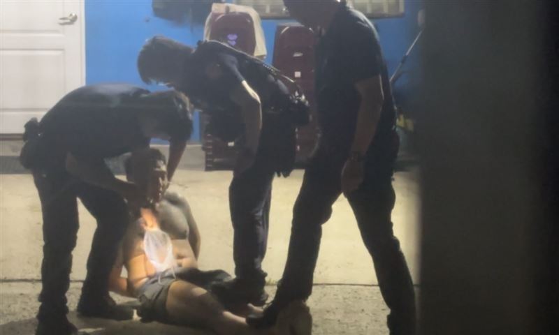 台灣新聞通訊社-男闖泳池開槍要殺小兄妹！中警壓消息　實證曝：當時只說「吸毒鬧事」