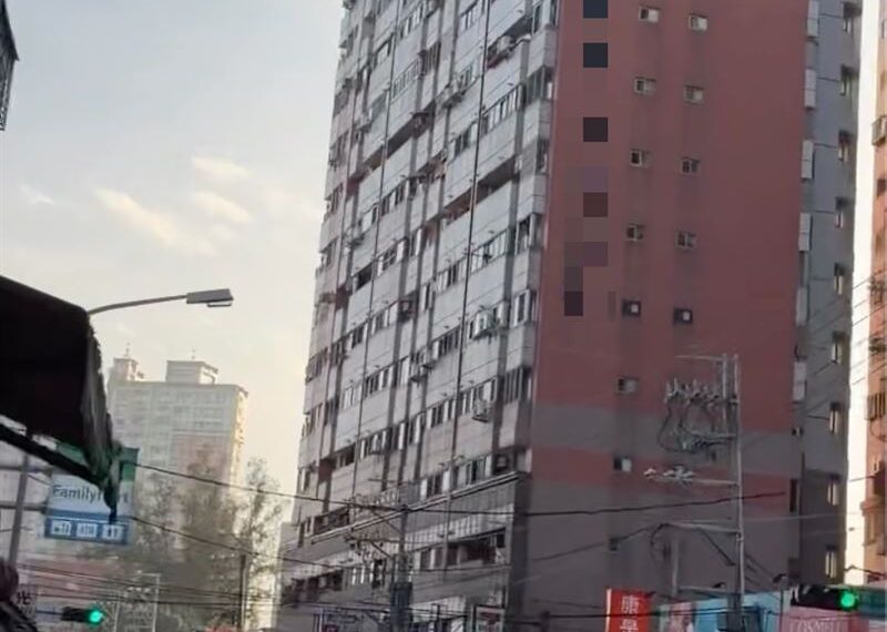 台灣新聞通訊社-快訊/台中女爬出高樓陽台!疑與母爆口角失控嘶吼 體力不支墜落路邊