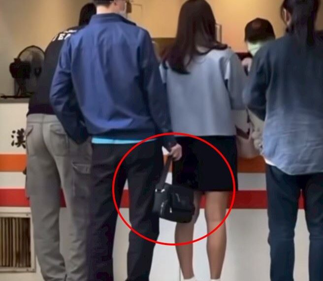 台灣新聞通訊社-中壢車站狼現身！黑包藏針孔偷拍私密處「斯文狼」抓到了　上銬帶回