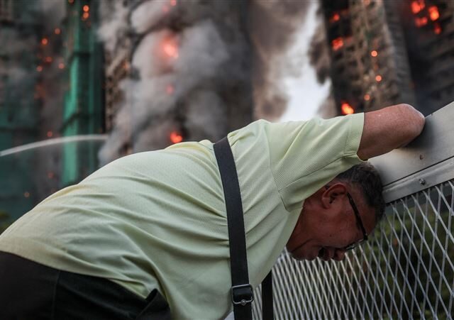 台灣新聞通訊社-「我太太在裡面！」香港宏福苑大火　老翁無助嘶吼成代表畫面