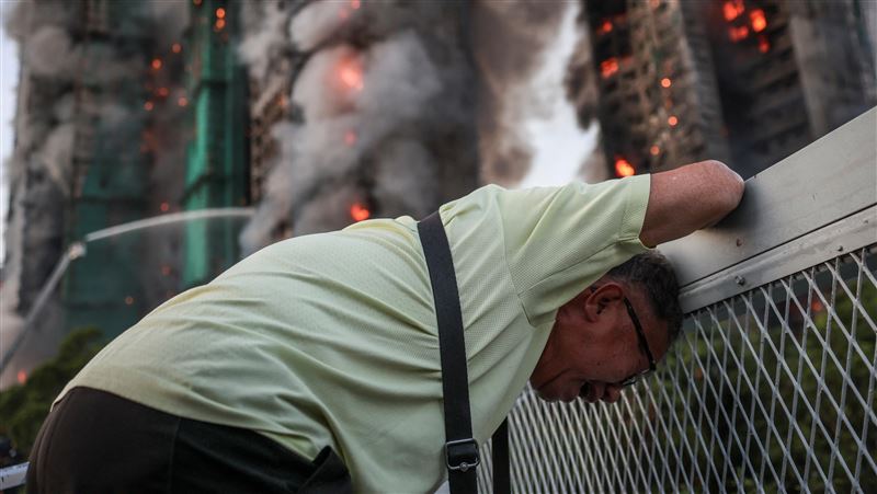 台灣新聞通訊社-「我太太在裡面！」香港宏福苑大火　老翁無助嘶吼成代表畫面