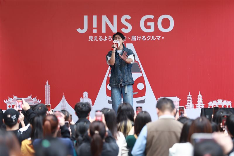 台灣新聞通訊社-耶誕禮物提前領！JINS GO小紅胖卡嗨翻台南 蔡旻佑暖聲陪過耶誕