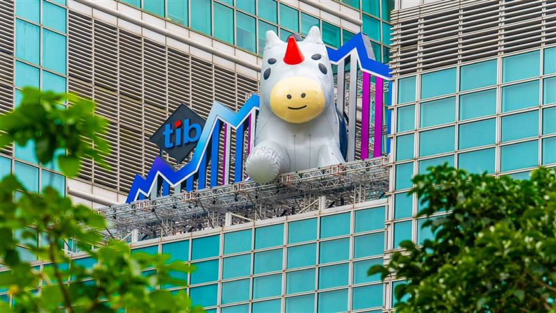 台灣新聞通訊社-年末最狂打卡點誕生!神祕角色空降101 遊客抬頭一看全驚呆