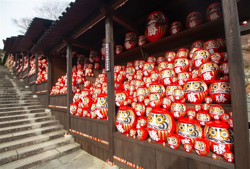 台灣新聞通訊社-日本達摩寺遭闖入破壞！中國女遊客越線毀「TW」圖案　台日網友怒炸