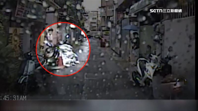 台灣新聞通訊社-獨家／嬤急病送醫！窄巷停機車、放盆栽　救護車受阻如障礙賽