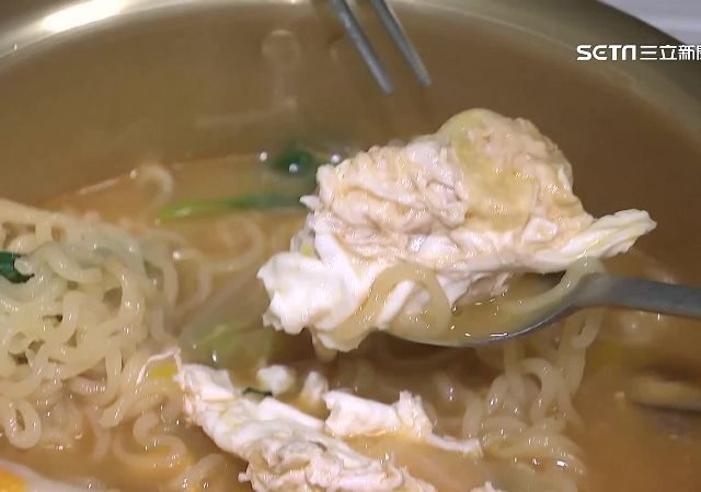 台灣新聞通訊社-韓留學生震驚「泡麵為何必加1物」？台灣人解答：解決80％人生問題
