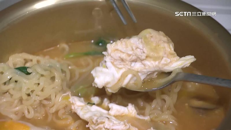 台灣新聞通訊社-韓留學生震驚「泡麵為何必加1物」?台灣人解答:解決80%人生問題