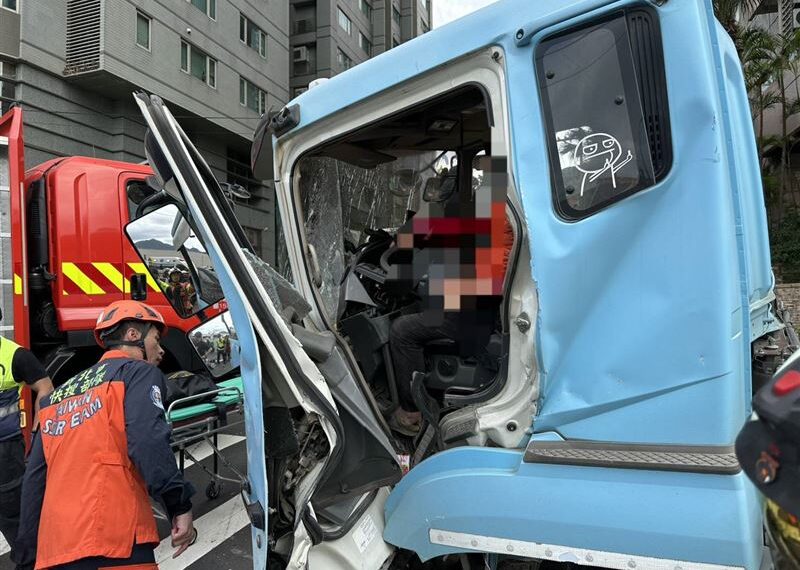 台灣新聞通訊社-快訊/新北水泥預拌車撞汽車衝上人行道 駕駛一度受困3人傷