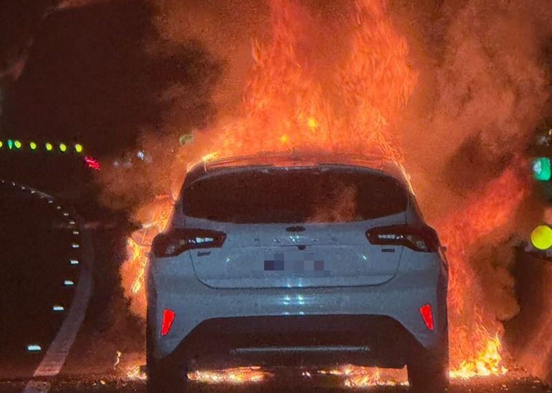 台灣新聞通訊社-國道火燒車…駭人畫面曝！溫度過高「引擎室炸出烈焰」整台車燒成火球