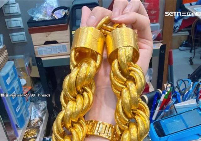 台灣新聞通訊社-3公斤掛脖子上！銀樓業者秀「最粗」金項鍊　市價逾1300萬