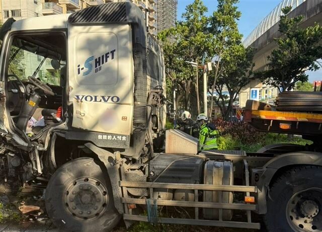 台灣新聞通訊社-快訊／三芝拖板車失控自撞路燈　駕駛命危送醫