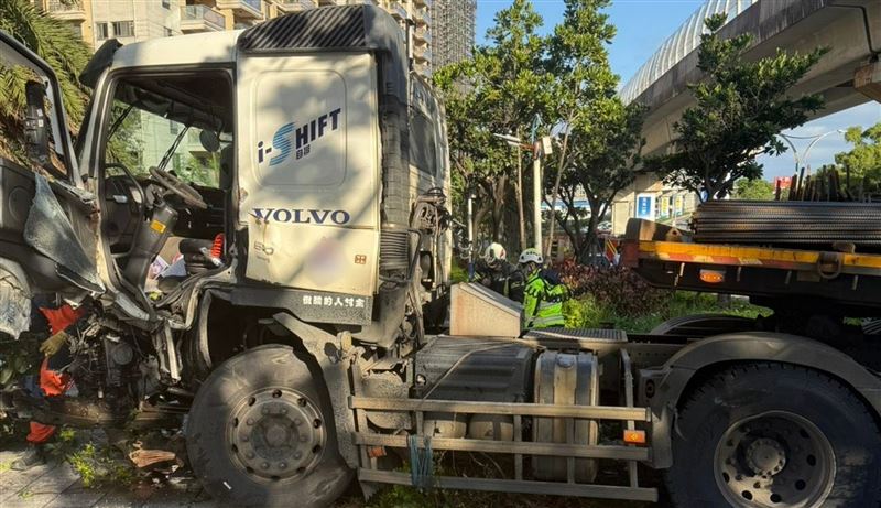 台灣新聞通訊社-快訊／三芝拖板車失控自撞路燈　駕駛命危送醫