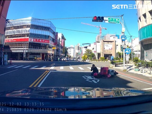 台灣新聞通訊社-停紅燈驚險一瞬間！外送女騎士「全身抽搐」倒地…路過暖警即刻救援