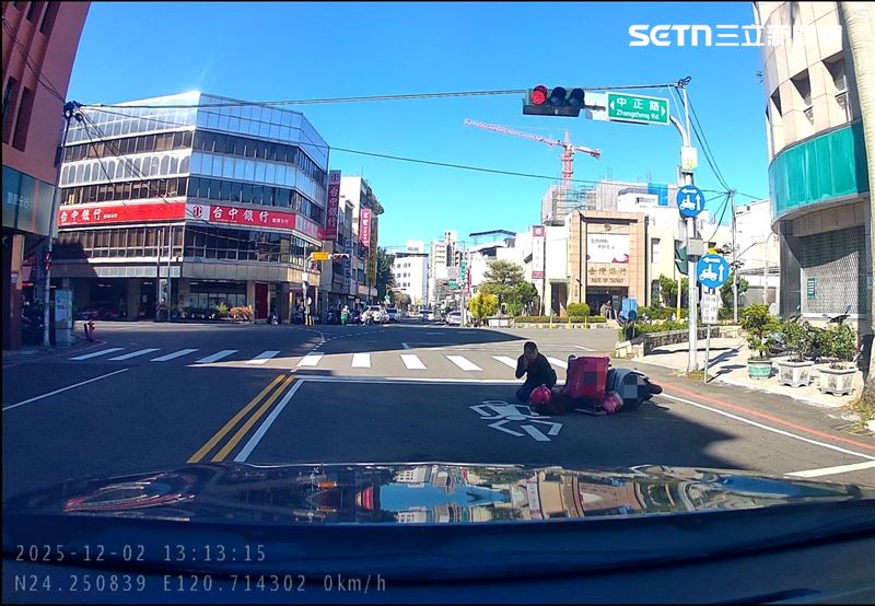 台灣新聞通訊社-停紅燈驚險一瞬間！外送女騎士「全身抽搐」倒地…路過暖警即刻救援