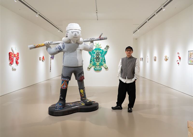 台灣新聞通訊社-百件二手潮T變身MASKBOY浮雕巨作？！到松菸誠品「思緒漫遊」