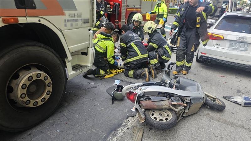 台灣新聞通訊社-快訊/新北大貨車撞機車 女騎士遭輾命危送醫