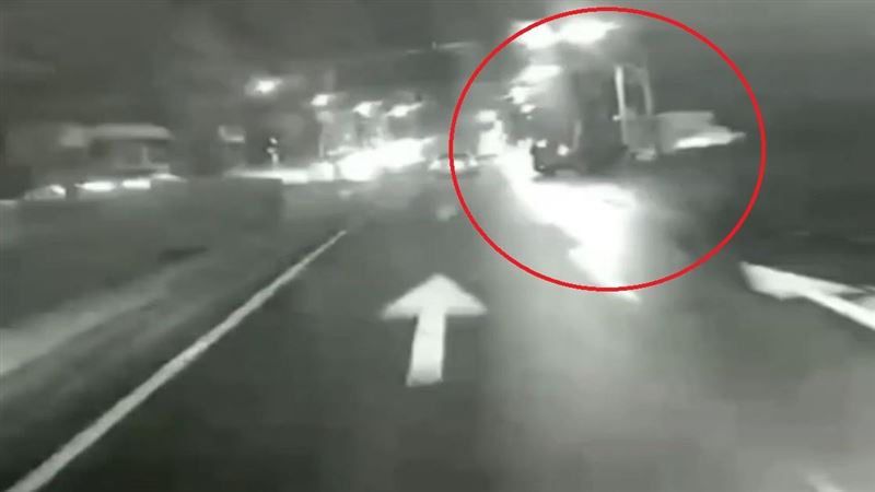 台灣新聞通訊社-宜蘭24歲警遭撞飛、傷重送醫!肇事車突詭異偏移 行車紀錄器畫面曝光