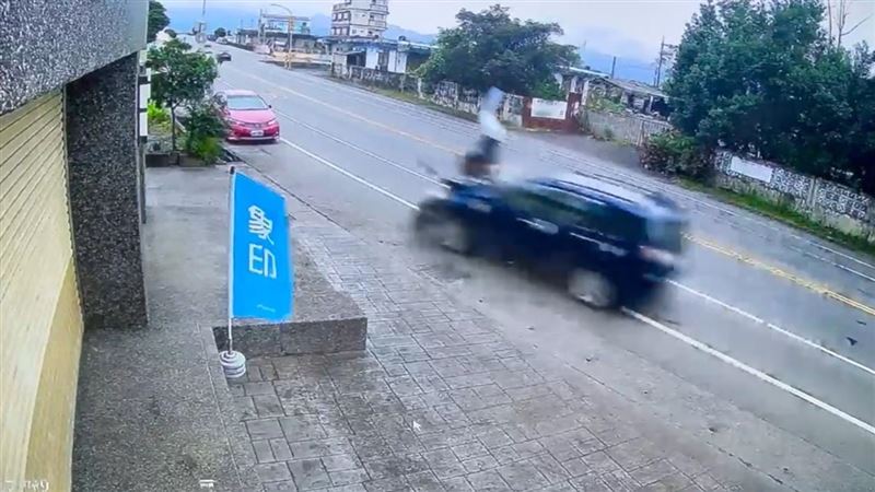 台灣新聞通訊社-宜蘭驚悚車禍！23歲疑駕車恍神偏移　機車騎士遭撞噴飛、零件四散畫面曝