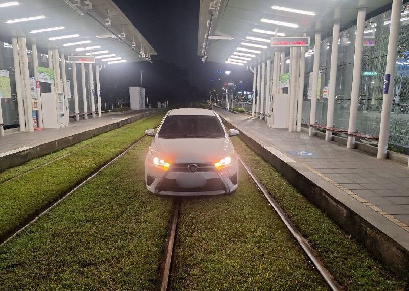 台灣新聞通訊社-7旬婦開車誤入高雄輕軌軌道陷草地　無人傷函送偵辦