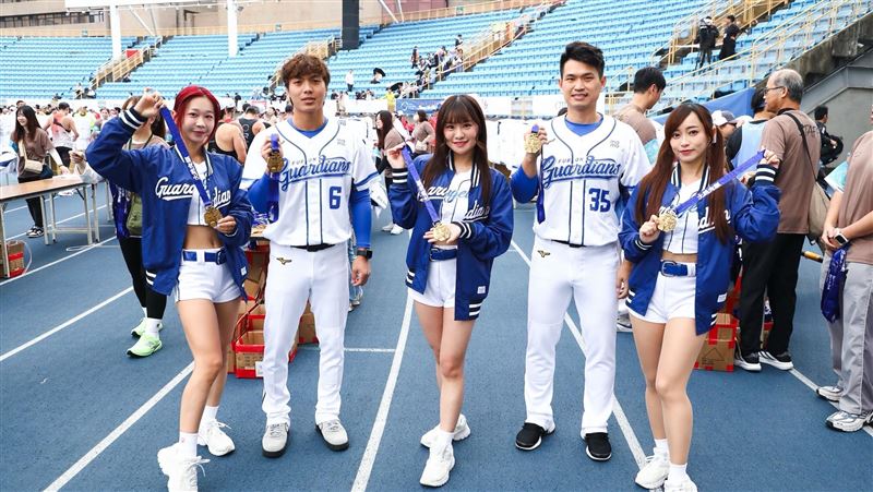 台灣新聞通訊社-最香台北馬！富邦女神終點「愛的掛牌」　台北馬跑者嬌嗔：明年還要來