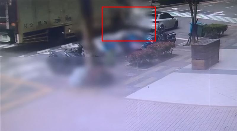 台灣新聞通訊社-大貨車猛撞變換車道機車　女騎士遭輾斃瞬間畫面曝光