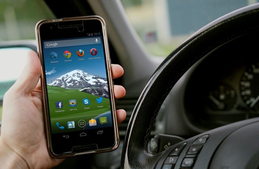 台灣新聞通訊社-他紅燈滑手機遭罰3千　法官舉法條「1重點」平反！糾正警察亂開單