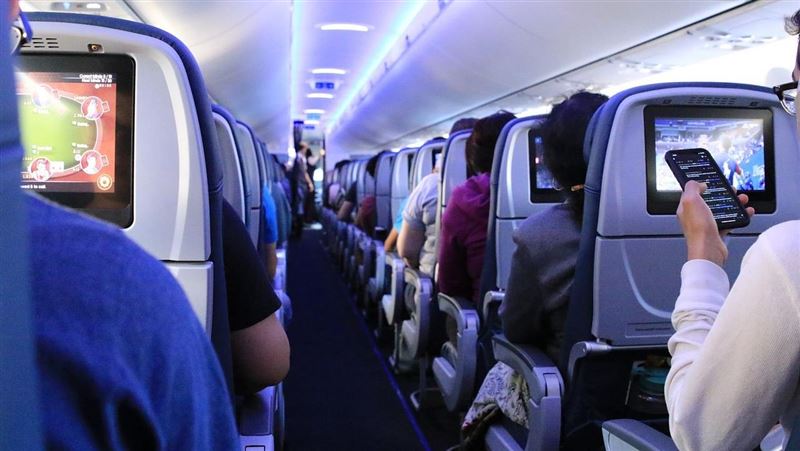 台灣新聞通訊社-華航開放空服員戴眼鏡 虎航將跟進啟動換新制服