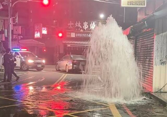 台灣新聞通訊社-蘆洲消防栓遭汽車撞斷水狂噴5公尺高　駕駛棄車逃無蹤
