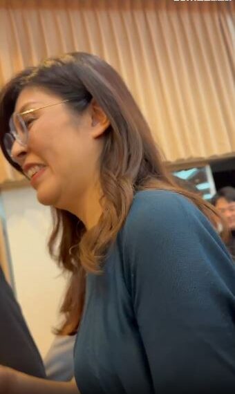 台灣新聞通訊社-學生直球對決「主席！偽造文書有要道歉嗎？」鄭麗文秒愣住…尷尬離場