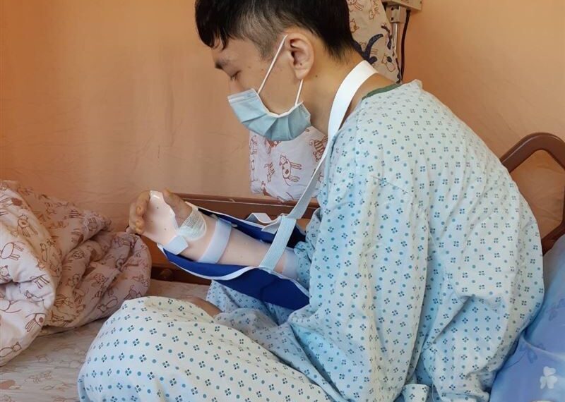 台灣新聞通訊社-被砍右手5指癱軟!他遇恩人接受「神經繞道手術」 走過絕望成撞球冠軍