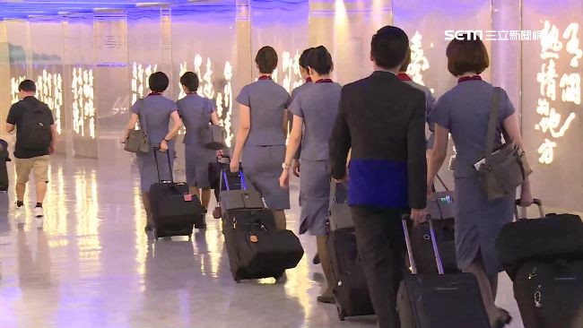 台灣新聞通訊社-空服員可戴眼鏡!華航率先開放「運動鞋也有望」 工會喊國籍航空跟上