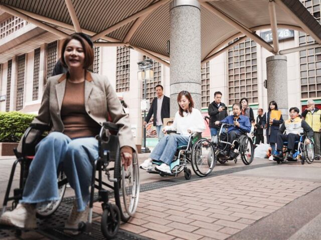 台灣新聞通訊社-北車全是障礙！身障團體轟「制度性忽視」：連滾帶爬　提出四大訴求