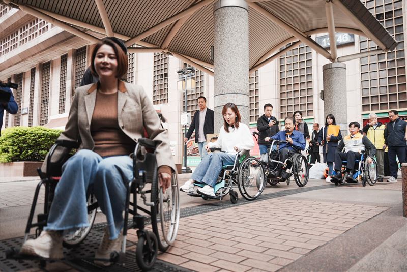 台灣新聞通訊社-北車全是障礙！身障團體轟「制度性忽視」：連滾帶爬　提出四大訴求