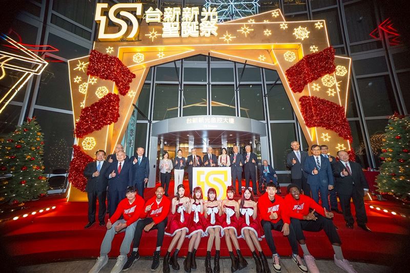台灣新聞通訊社-網美打卡新地標!台北「最美飄雪聖誕樹」 台新新光吳東亮溫馨點燈