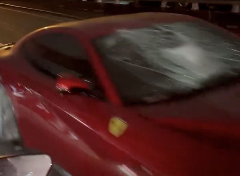 台灣新聞通訊社-快訊／白忙一場！高雄男剛保養完法拉利　下秒撞斷電桿「碎玻璃撒滿地」