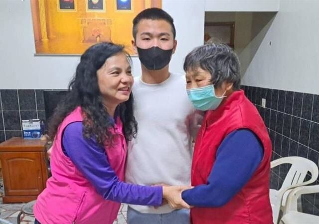 台灣新聞通訊社-失聯近一年！「鹹粥嬤」含淚迎孫子返台　他曝遭詐經歷：沒績效就被打