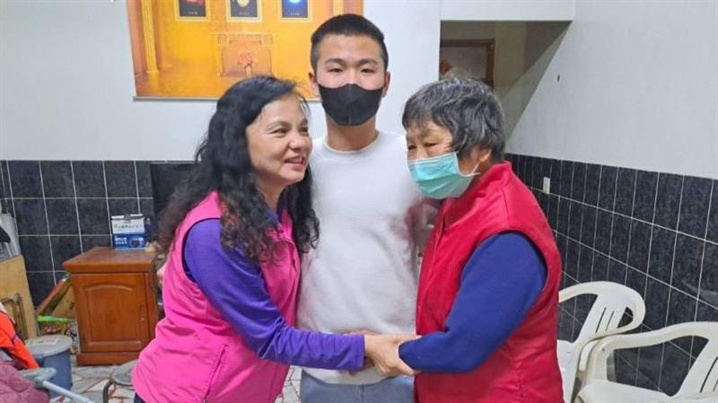 台灣新聞通訊社-失聯近一年！「鹹粥嬤」含淚迎孫子返台　他曝遭詐經歷：沒績效就被打