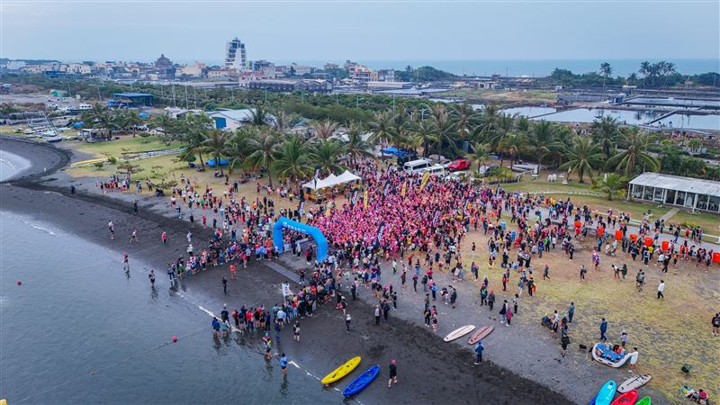 台灣新聞通訊社-鐵人界內戰！國道競速、黑白對決一次看　大鵬灣鐵人賽開戰