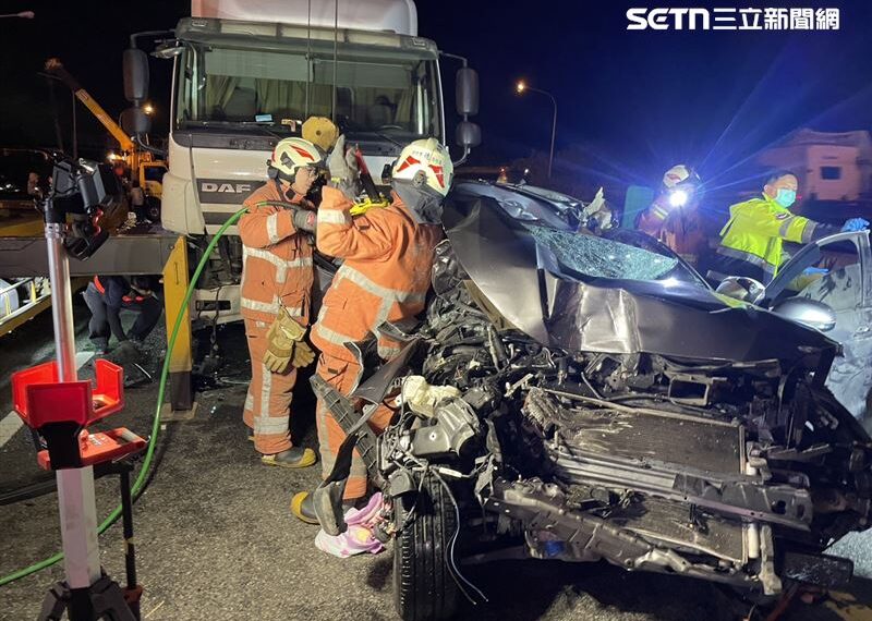 台灣新聞通訊社-國道3號香山路段4連撞！「車頂消失」釀1死7傷　聯結車駕駛疑恍神釀禍