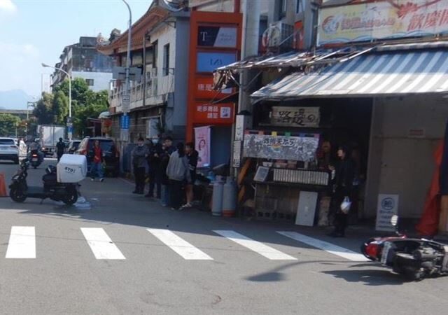 台灣新聞通訊社-一中街恐怖對撞！18歲妹子「鬼切左轉」遭擊落　女騎士重擊噴飛送醫