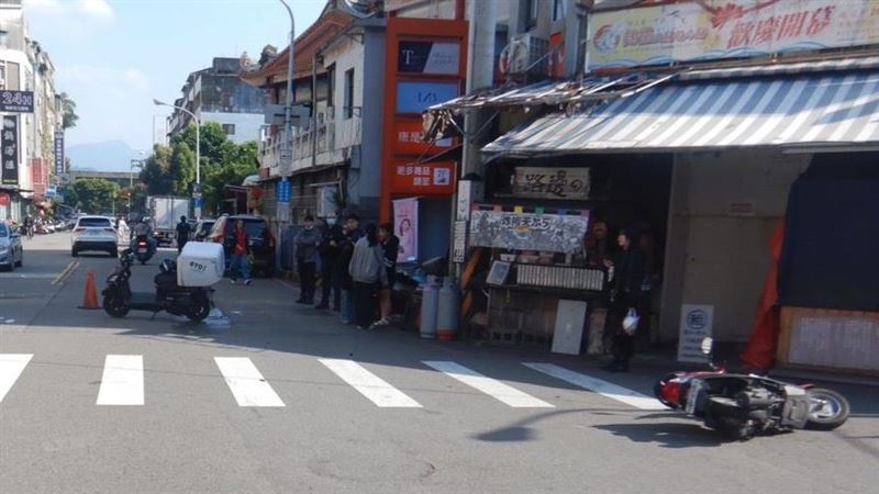 台灣新聞通訊社-一中街恐怖對撞!18歲妹子「鬼切左轉」遭擊落 女騎士重擊噴飛送醫