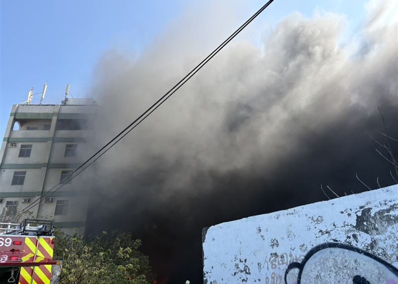 台灣新聞通訊社-快訊／彰化福興火警！火舌狂噴「濃煙染黑天際」民眾嚇壞　恐怖畫面曝光