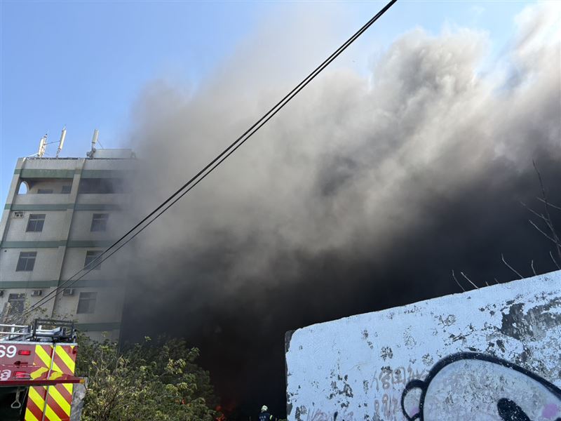 台灣新聞通訊社-快訊／彰化福興火警！火舌狂噴「濃煙染黑天際」民眾嚇壞　恐怖畫面曝光