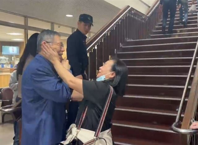 台灣新聞通訊社-柯文哲現身北院！支持者激動衝上前擁抱、捏臉　現場大喊：阿北加油