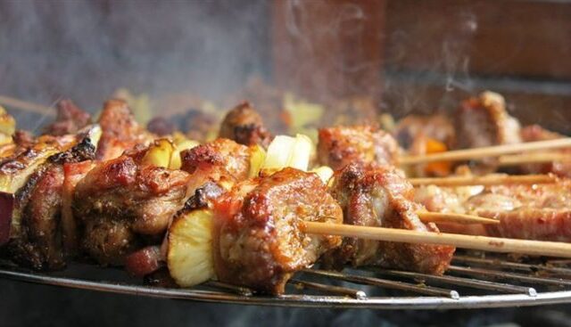 台灣新聞通訊社-鍋裡疑見貓咪肉球！中國燒烤店直播遭檢舉　店家澄清強調沒違法：是狗的