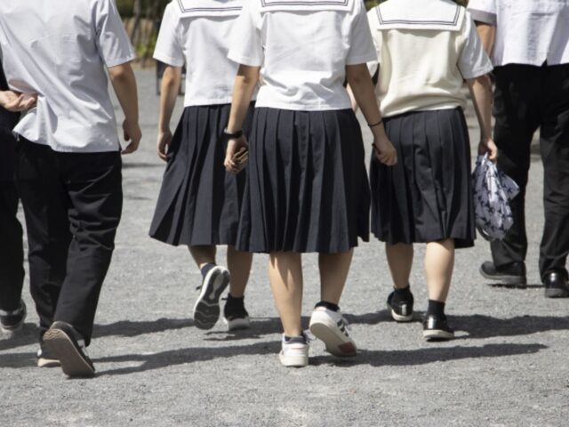 台灣新聞通訊社-台北一處景點成日本高中生最愛　畢旅團蜂擁朝聖！撐傘排隊也要逛