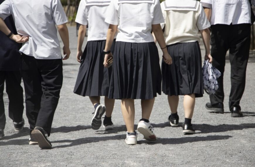 台灣新聞通訊社-台北一處景點成日本高中生最愛 畢旅團蜂擁朝聖!撐傘排隊也要逛