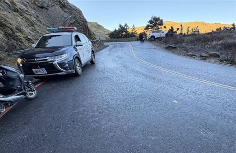 台灣新聞通訊社-氣溫驟降!武嶺-松雪樓「路面結霜」多車打滑偏離道路⋯網友慘摔