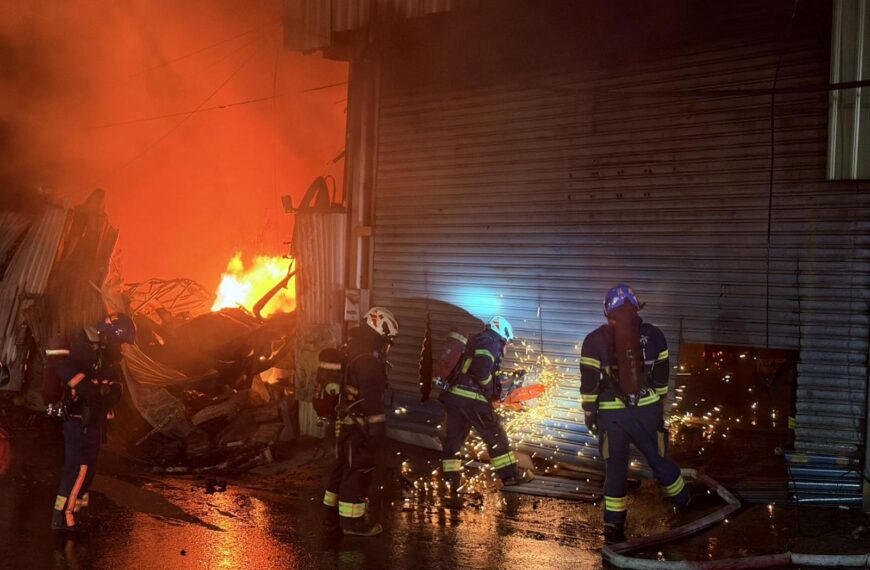 台灣新聞通訊社-八里木工工廠凌晨大火!火勢延燒4間廠房 經消防搶救無人傷亡